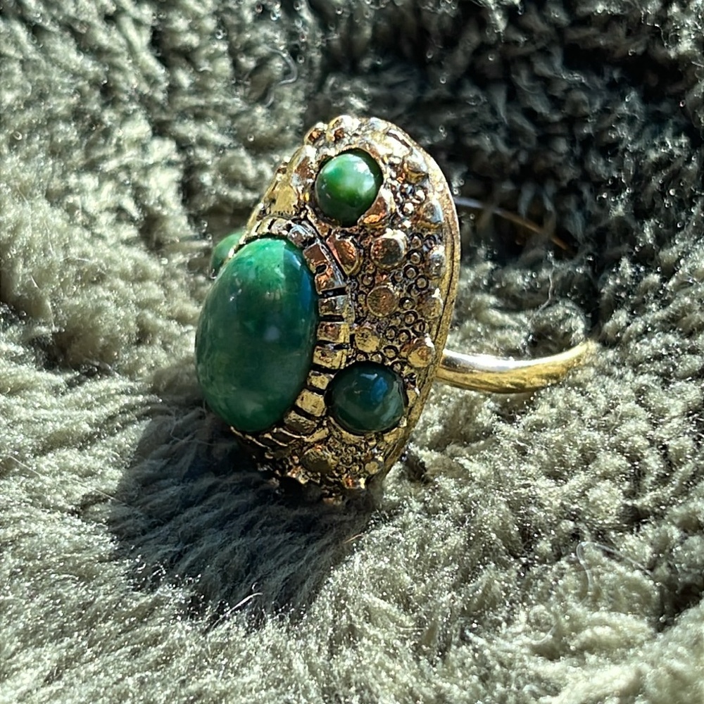 Elegant Green Stone Ring - Picture 11 of 13